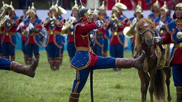 难得一见的蒙古国阅兵，仪仗队穿铠甲举老枪，好像穿越的感觉！