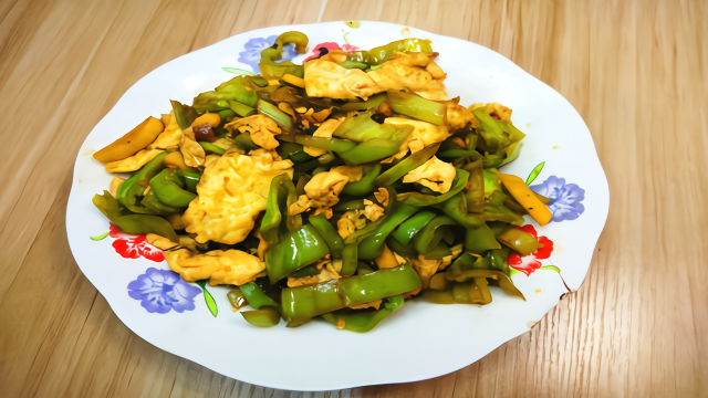教你青椒炒鸡蛋的正确做法，操作简单易学，好吃又下饭的家常菜
