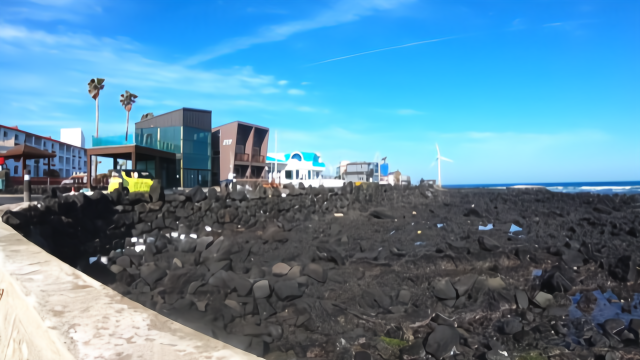 韩国济州岛海岸没有沙滩，全是黑色岩石，就像火山