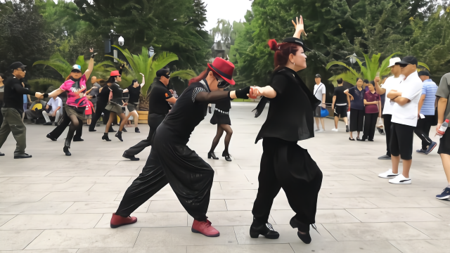 经典情歌《情路弯弯》歌曲好听，双人水兵舞更加精彩