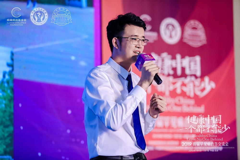 在8772乐队中场演出《星期六下午的歌》之后,贝斯手苏佳宇留在了舞台