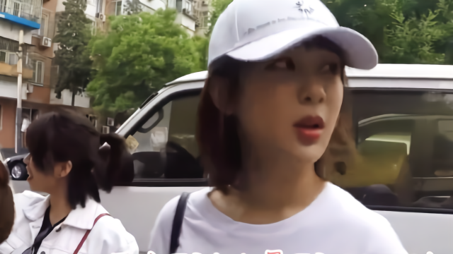 杨紫逛菜市场被夸漂亮，下意识回应一句话，网友：难怪这么红