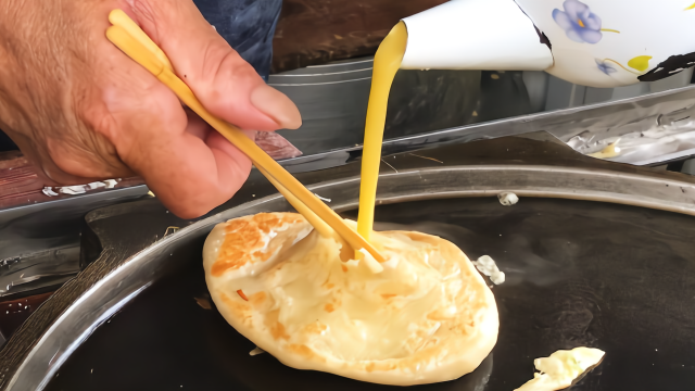 台湾老板这样做“鸡蛋灌饼”，真是个人才啊！