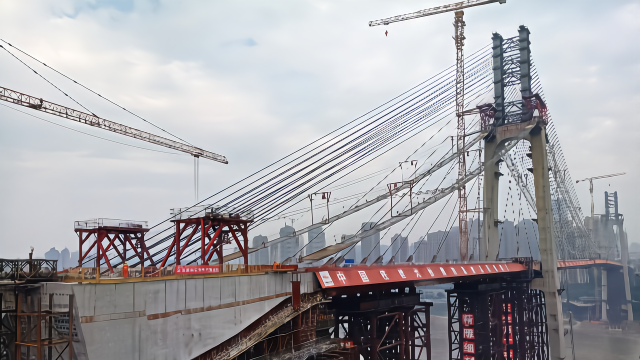 世界跨度最大自锚悬索桥，由69段钢箱梁组成，单段重达408吨