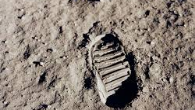 年前宇航员阿姆斯特朗在月球留下第一个人类脚