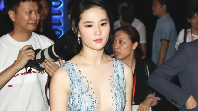 刘亦菲果然放开了！礼服前竟露出三角形，粉丝：美得不敢看