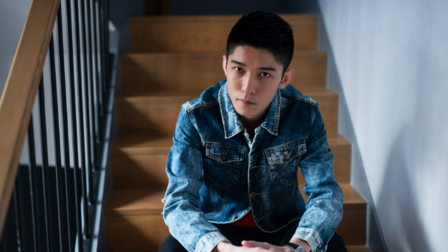 素人恋爱火药味十足,两位男生都想占主导,剑拔