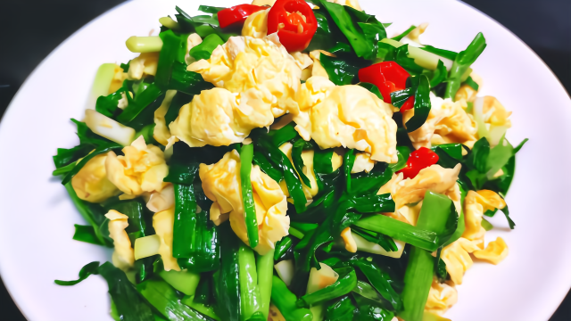 蒜苗炒鸡蛋的家常做法，简单易做，下饭入味