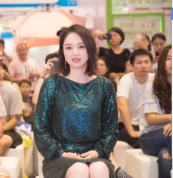 董璇出席活动,红唇好亮眼