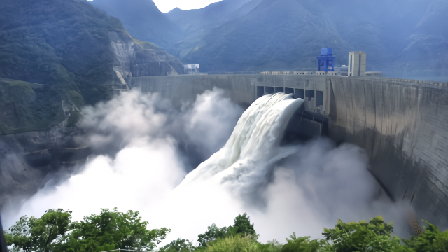 航拍东北最大的水电站，总容量150万kW，始建于1975年！