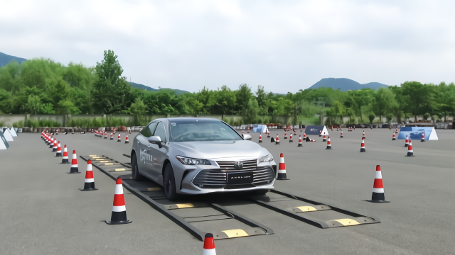 麋鹿测试、S弯、NVH表现良好，TNGA让丰田亚洲龙闪转腾挪