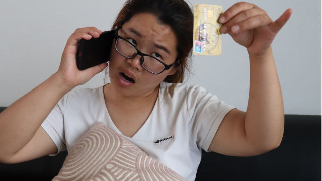 美女接到诈骗电话，说她银行卡流水有问题，美女神回复，太逗了