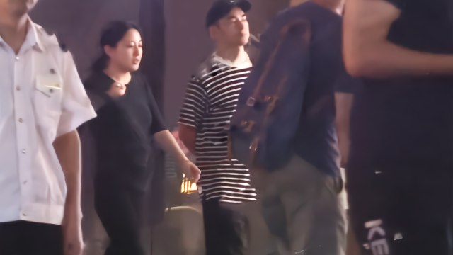 李晨被曝将成三胎父亲，妻子赵琼肚凸孕味足，身穿黑衣四肢仍纤细