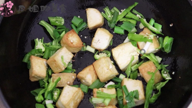 香喷喷的青椒炒豆腐，制作简单好学，你会吗？