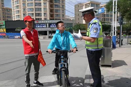 甘肃定西: 违法驾驶员变身文明劝导员_0 金百利娱乐
