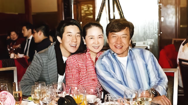 成龙妻子林凤娇罕见现身 66岁的她穿着朴素气质佳