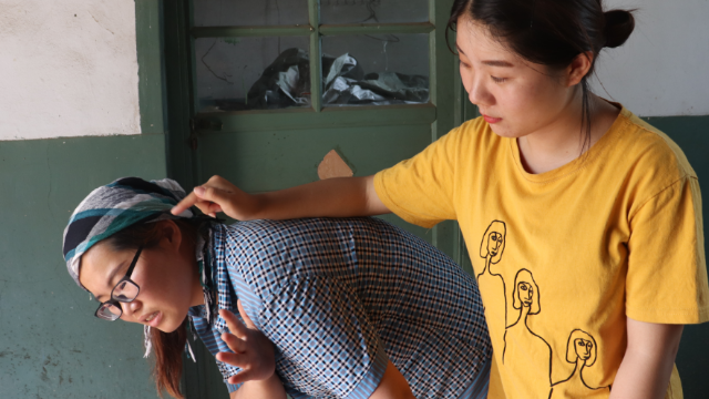 儿子出去打工，婆婆在家被儿媳欺负，儿子回来后，做法真解气