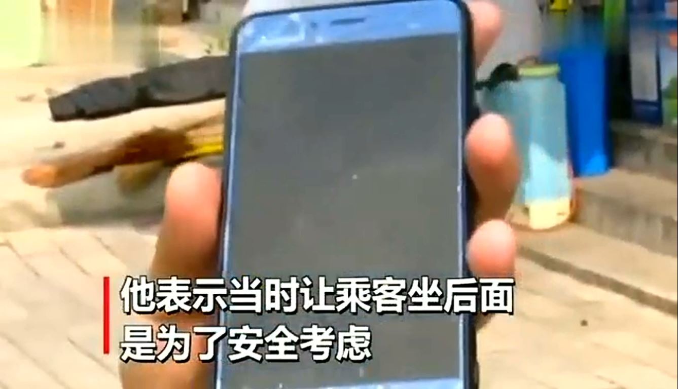 一位老人因不满司机的态度,对其一阵打,之后还摔手机