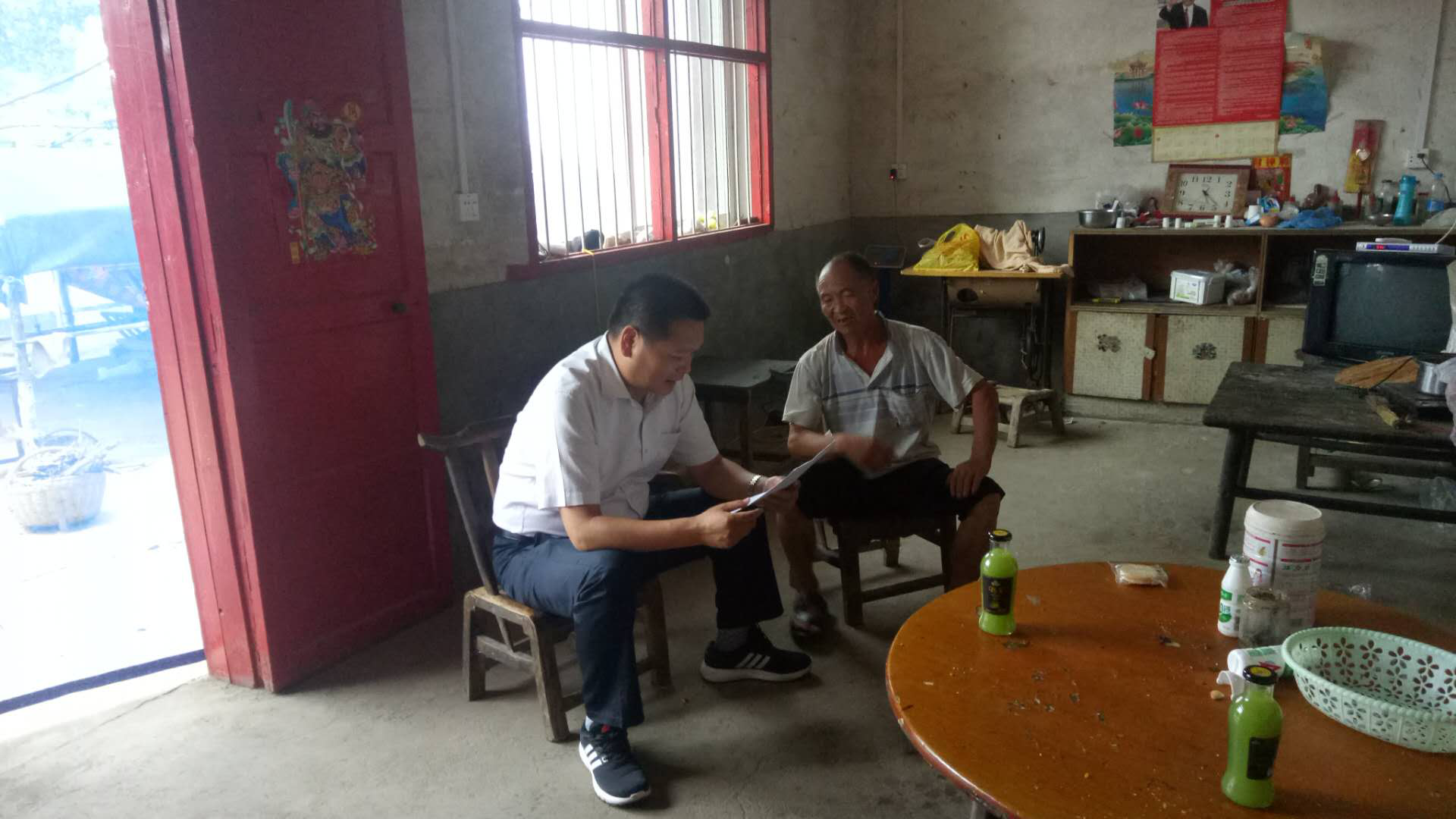 扶贫走访送清凉 政策宣讲助脱贫 亚洲皇家娱乐