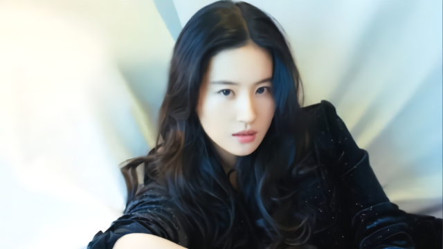 刘亦菲走红毯速度过快 摄影师喊话还没拍够