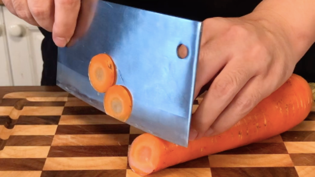 【买菜刀还是主厨刀？如何正确的握刀，安全的切菜？】