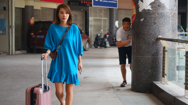 怀孕妻子一个月旅游3次，丈夫起疑，跟过去才知妻子偷偷在外打工