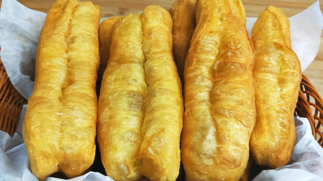油条最快速做法，10分钟做出8根油条，食材简单，个个空心，香