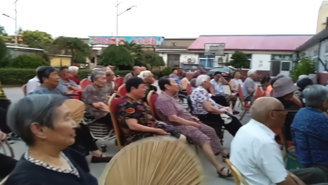 敬老院的老人们每天都做老年操，怕怕操