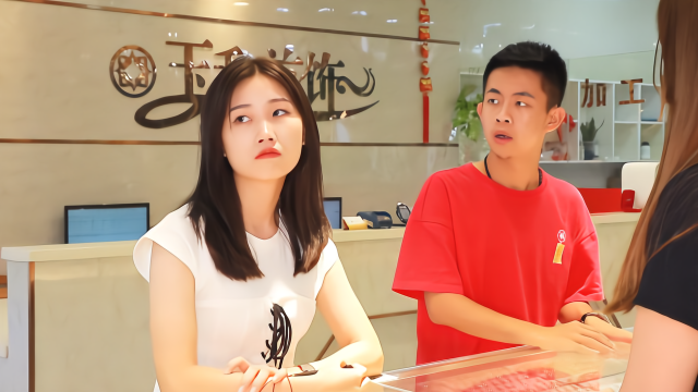 闽南语搞笑视频：情侣吵架闹别扭，买好礼物再分手