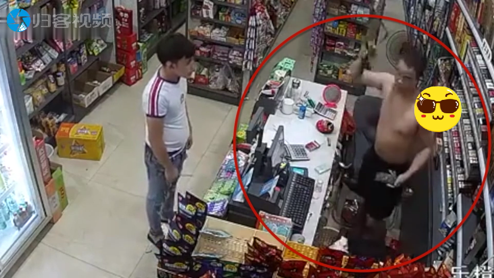 男子持小刀抢劫，被店主抽出的半米砍刀直接吓懵！哈哈