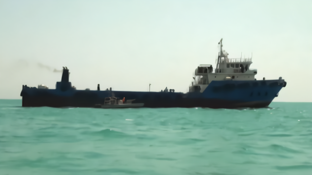 现场：伊朗再扣押一艘油轮 伊方称油轮上载有70万升走私油品