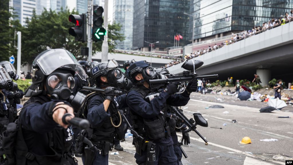 在西营盘街口防暴警察让我过马路的时候小心点