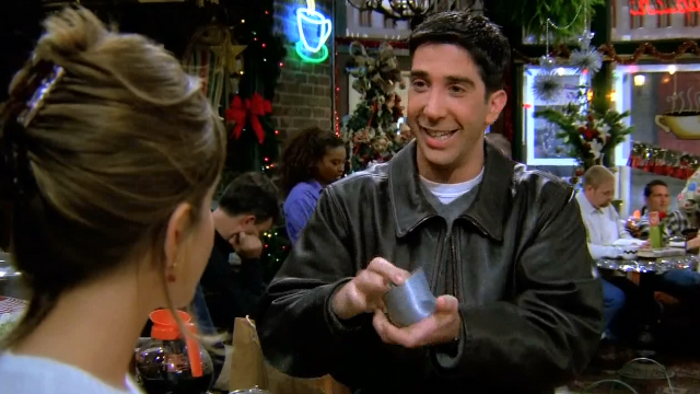 罗斯买了礼物给瑞秋，原来只是一个弹簧，瑞秋不愿意搭理他