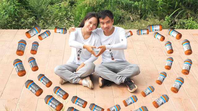 绝地求生真人版：情侣玩家吃鸡游戏秀恩爱，单身狗怒扔手雷拿双杀