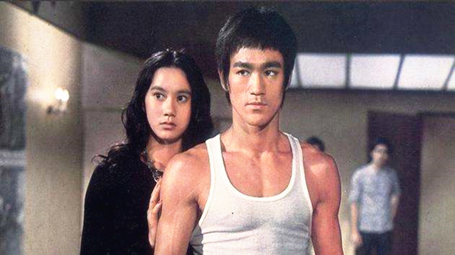 李小龙版《唐山大兄》影评，深度解读黑老板用4个套路控制员工