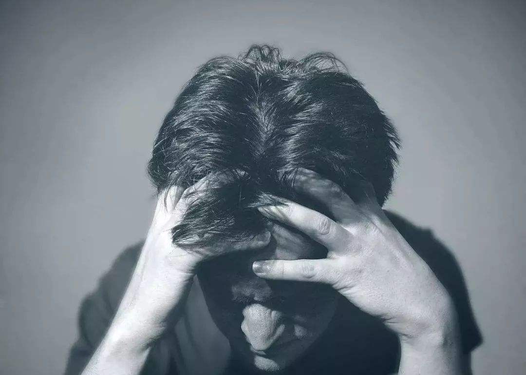 焦虑症患者会表现出担心,紧张,不安,恐惧,害怕等痛苦的情绪体验,同时