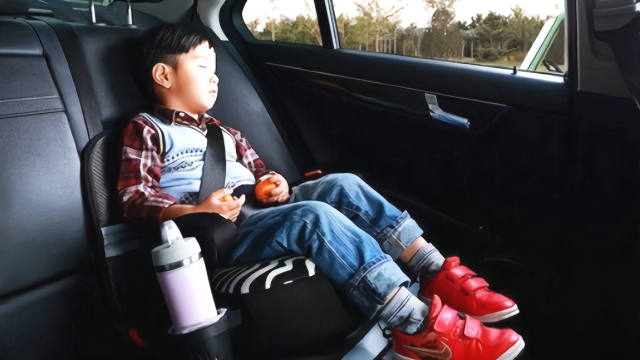 儿童道路安全教育宣传片——2.小孩坐车的正确打开方式