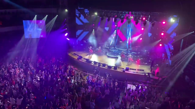 冯提莫首场演唱会圆满成功，成主播跨界歌手第一人，全场爆满！