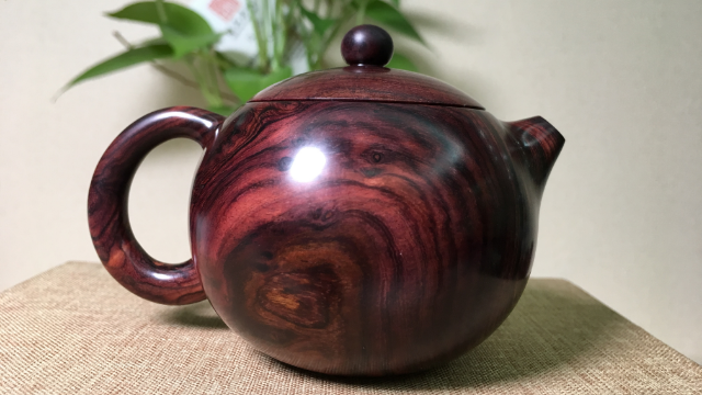 文玩行把假货认成真的不可耻，反之就可笑了，真海南黄花梨西施壶