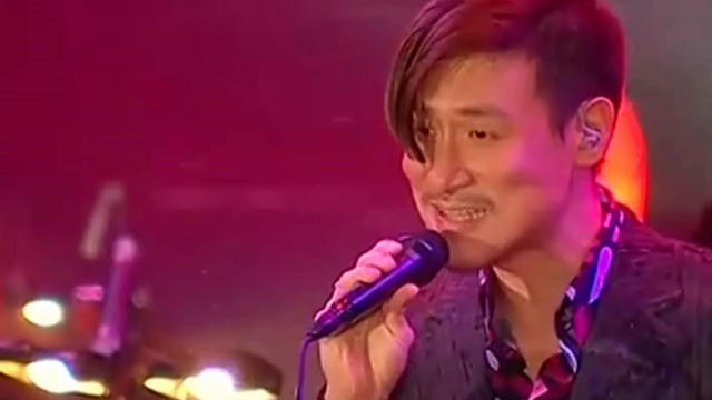 歌神张学友深情演唱一首经典歌曲,音乐响起有