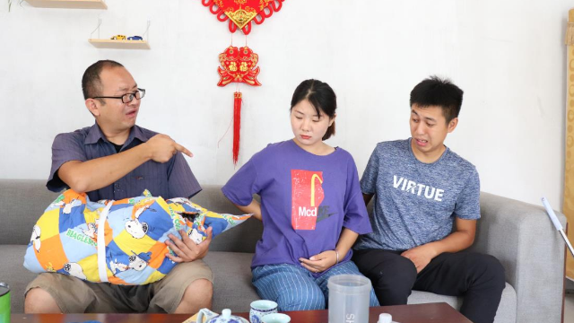 妻子多年不孕，刚领养个孩子回家却怀孕，公公说法让夫妻俩脸红