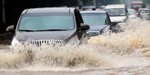 暴雨中的困境，堵车与短剧交织的都市生活