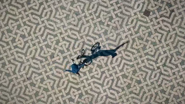 BMX平地花式旋转是怎样的刺激感受？你准备好头晕目眩了吗