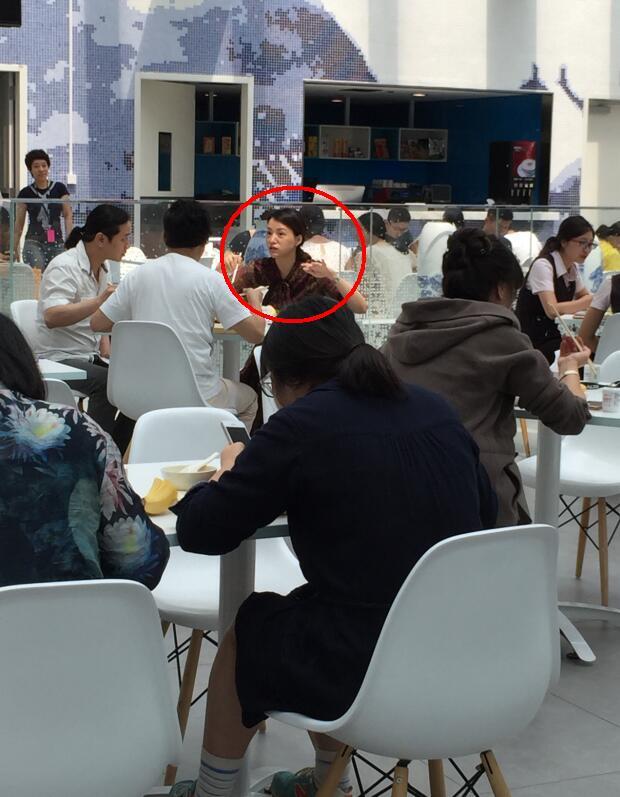 主持人董卿素颜照曝光，与朋友食堂就餐，手舞足蹈表情丰富