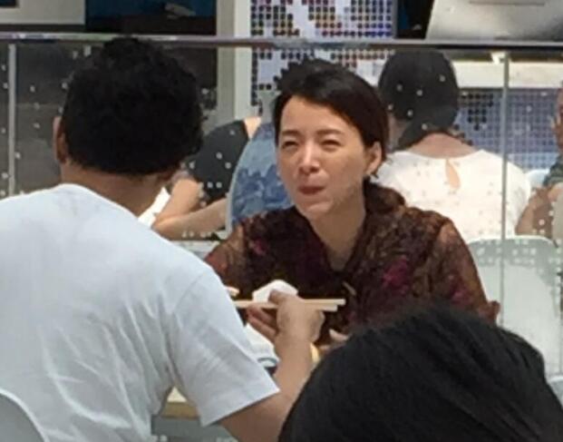 主持人董卿素颜照曝光，与朋友食堂就餐，手舞足蹈表情丰富