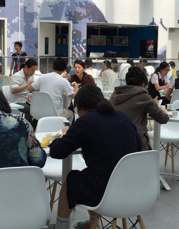 主持人董卿素颜照曝光，与朋友食堂就餐，手舞足蹈表情丰富