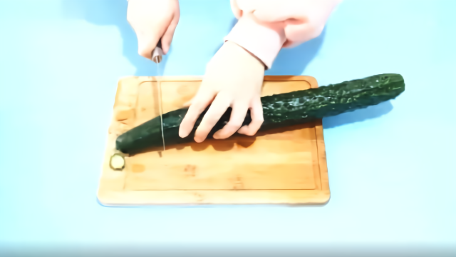 凉拌黄瓜别再切片了，五星大厨教你黄瓜新切法！