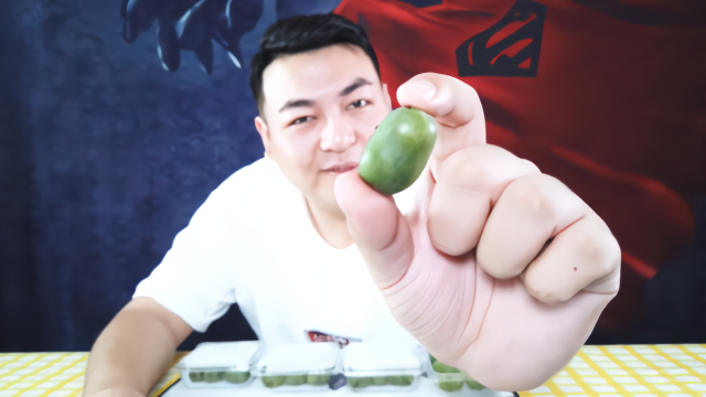 超级迷你的猕猴桃，只有拇指大小，软的一捏就爆，一口能吃好几个