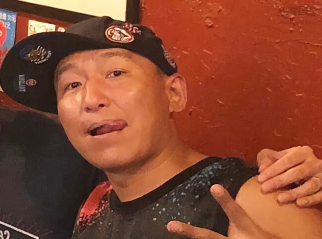 44岁陈羽凡近照曝光，与朋友外出聚餐，身材发福脸部圆润