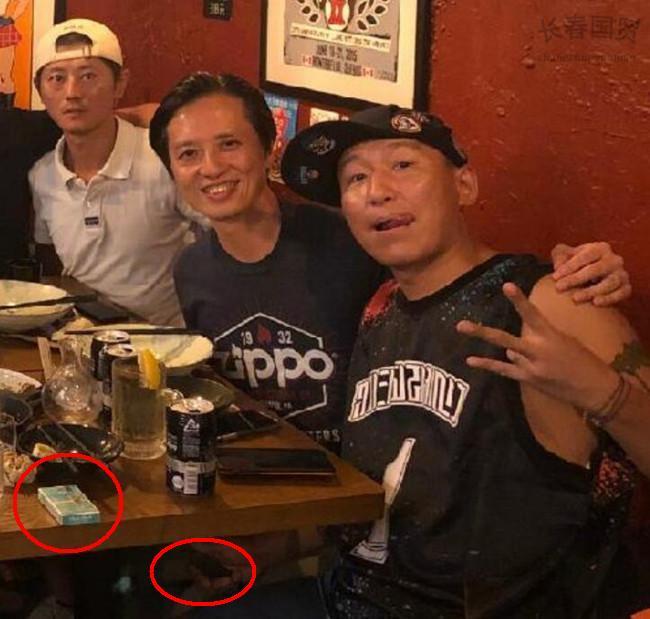 44岁陈羽凡近照曝光，与朋友外出聚餐，身材发福脸部圆润